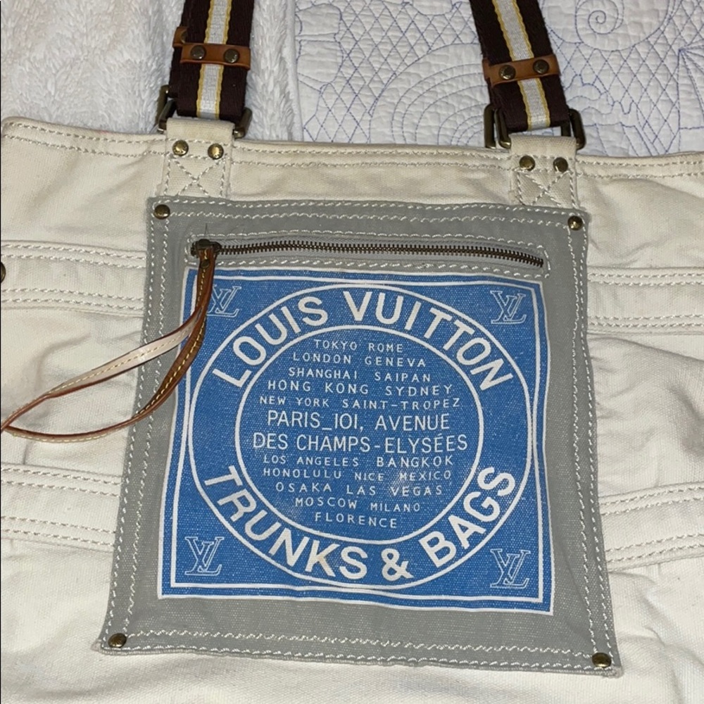 Louis Vuitton Globe Traveller Bag